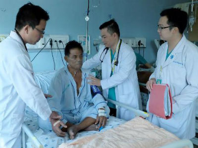 2 bệnh viện Sài Gòn hợp sức cứu sống du khách Singapore đột quỵ