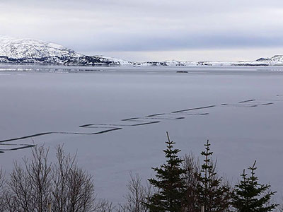 Đường zig zag bí ẩn trên hồ lớn nhất Iceland