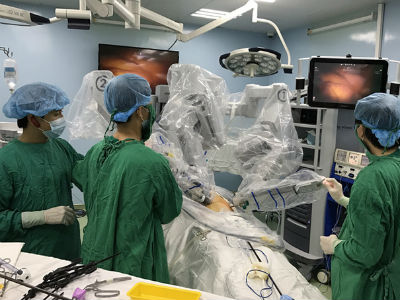 Lần đầu tiên dùng robot phẫu thuật ung thư dạ dày