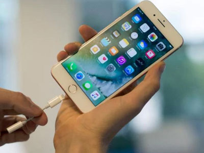 Thiệt mạng vì sạc iPhone trong nhà tắm