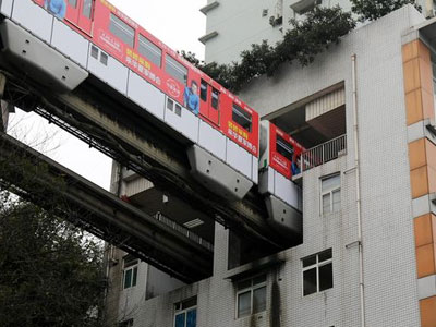 Trung Quốc: Vì sao tàu điện trên cao "xuyên thủng" nhà 19 tầng?