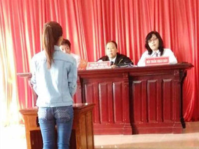 Chủ tọa: "Chị quá giỏi, tòa phục chị luôn"