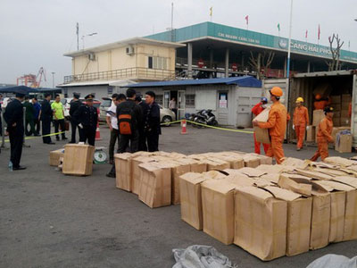 Phát hiện 2 container nghi ma túy thảo mộc cực độc hại