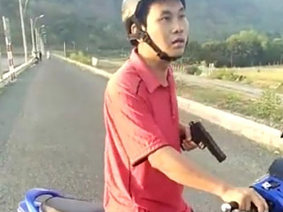 Phó phòng nông nghiệp mua 2 khẩu súng nhựa tại TP.HCM