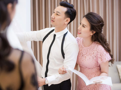 Trước hôn lễ, MC Thành Trung và vợ tình tứ đi thử váy cưới