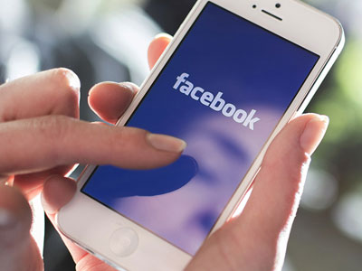 Video: Nữ tài xế vừa phóng ô tô trên cao tốc vừa lướt Facebook bị ghi hình