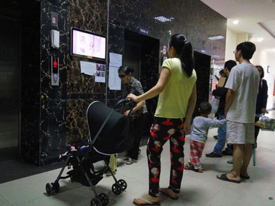 Bi hài chuyện “hận thù chung cư” vì đi thang máy
