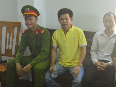 Chủ facebook “chống tham nhũng” hầu tòa