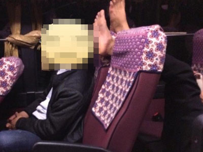Chuyến xe đường dài và cái gác chân ám ảnh của hành khách