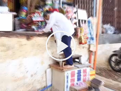 Clip: Bị “chặt” tam cấp, cụ bà vật vã leo thang vào nhà