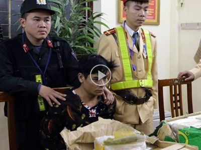 Clip: Cảnh sát bắt thanh niên phóng xe máy chở 73 bánh heroin