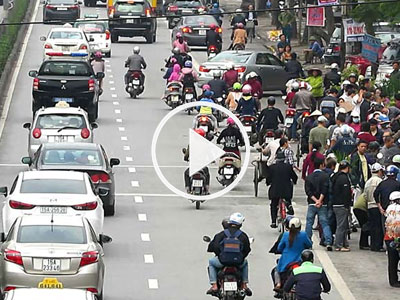 Clip: Rùng mình cảnh dân liều lĩnh họp chợ trên con đường “tử thần”