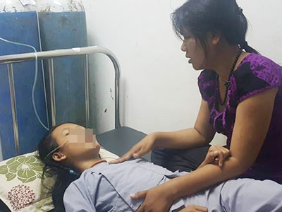Học sinh lớp 4 bị mẹ bạn cùng lớp đánh nhập viện
