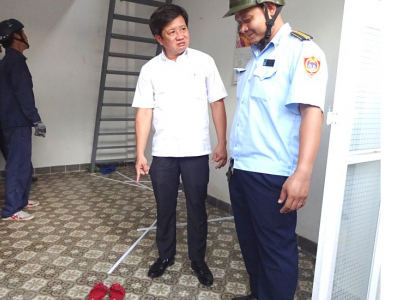 Ông Đoàn Ngọc Hải: "Sao giữa trụ sở khu phố lại có đôi dép của gái trẻ thế này?"