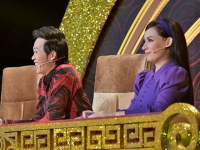 Phi Nhung tức giận vì liên tục bị Hoài Linh "sửa lưng"