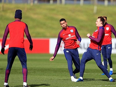 Phil Jones bị đồng đội gây chấn thương, có thể nghỉ hết mùa