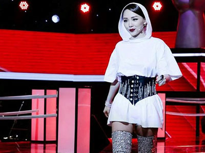 Sao "ăn gian" vòng hai với mốt corset