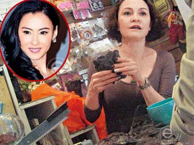 Trương Bá Chi sống giàu sang dù mẹ đẻ bán tạp hóa kiếm tiền