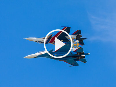 Video: Phi đội Hiệp sĩ Nga áp lưng tiêm kích Su-30SM nhào lộn