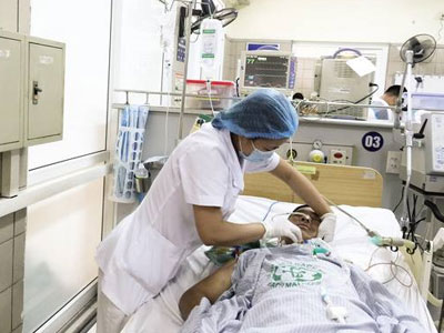 7 người nhập viện sau khi uống rượu trắng pha ba kích
