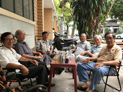 Đàn ông, cà phê và “bà tám”
