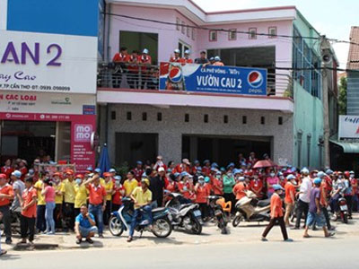 Hàng nghìn công nhân thắt lòng nhìn công ty may trong biển lửa