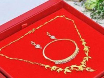 Hi hữu: Chú rể "hụt" kiện đòi vàng cưới cô dâu