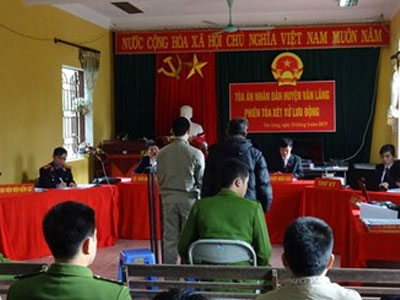 Ông nội 81 tuổi ra tòa vì cháu rủ đi bán ma túy