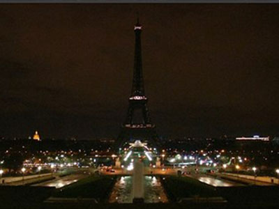 Tháp Eiffel tắt đèn để tưởng niệm nạn nhân khủng bố Anh