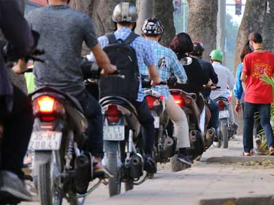 Video: Vỉa hè Hà Nội chật cứng ô tô, xe máy trong chiến dịch giành lại vỉa hè