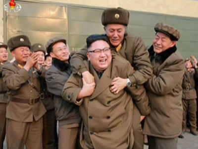 Ảnh ông Kim Jong-un cõng người lạ gây xôn xao