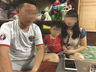 Bảo mẫu thắt dây thun vào dương vật trẻ?