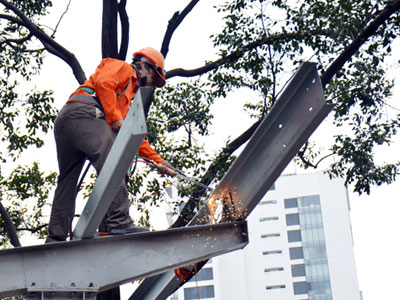 Cao ốc 25 tầng bị dỡ mái hiên, nộp 58 triệu đồng phí cưỡng chế