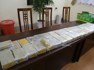 Chiếc xe máy không biển số và 2 thùng giấy chứa 73 bánh heroin