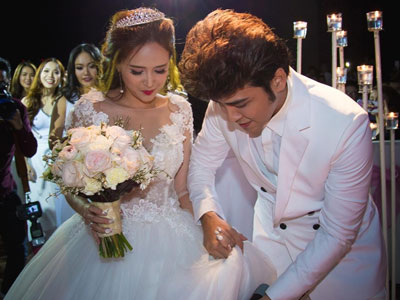 Diễn viên Phương Hằng được chồng nâng váy trong tiệc cưới