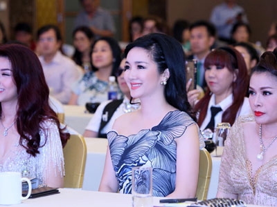 Giáng My vai trần gợi cảm đi sự kiện