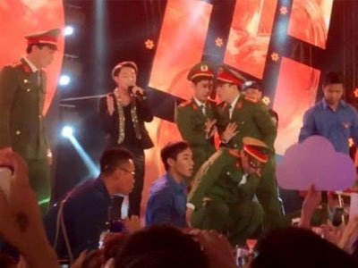 Sơn Tùng M-TP xin lỗi và ngừng hát vì fan chen lấn đến ngất xỉu