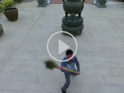 Video: Mãn nhãn xem người quét chùa Thiếu Lâm múa chổi như cao thủ võ thuật