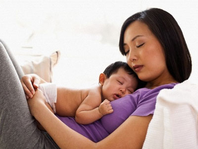 Đau đớn nghe con gái hỏi: "Khi nào tóc con mọc lại hả mẹ ơi?"
