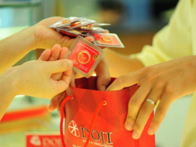 Giá vàng hôm nay 25/3: Thị trường suy yếu, dân mua thờ ơ