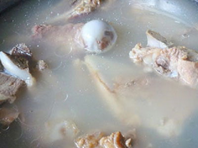 Giận tím mặt vì bị em chồng mắng “dở hơi” khi thêm nước vào nồi ninh xương, giờ tôi mới hiểu vì sao