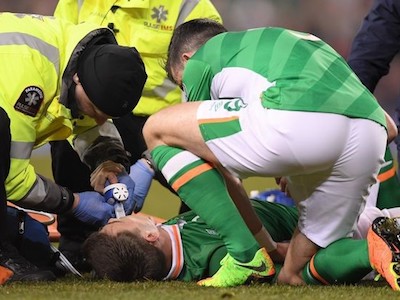 Hậu vệ Everton gãy lìa chân sau pha tắc bóng kinh hoàng