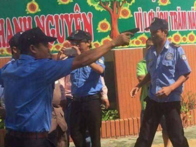 Làm rõ vụ bảo vệ xông vào trường học rút súng đòi bắt người