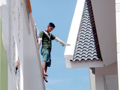 Thanh niên ngáo đá "khiêu vũ" trên nóc nhà cao tầng