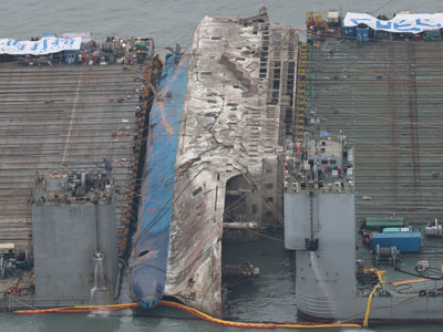 Toàn cảnh trục vớt phà Sewol chìm từ năm 2014 tại Hàn Quốc