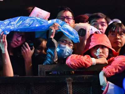 Fan Việt "đội" mưa xem thần tượng Hàn biểu diễn
