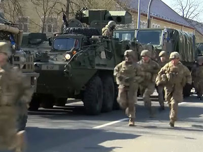 Quân đội NATO tiến về Ba Lan để ngăn chặn Nga