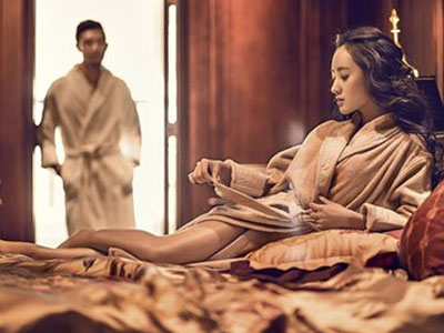 Sinh nhật chồng, vợ yêu bận "công tác" cùng sếp trong khách sạn