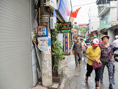 Vỉa hè "có như không" trên những tuyến phố Hà Nội