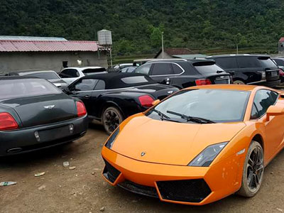 Hơn 50 siêu xe và xe sang tập kết ở biên giới phía bắc Việt Nam
